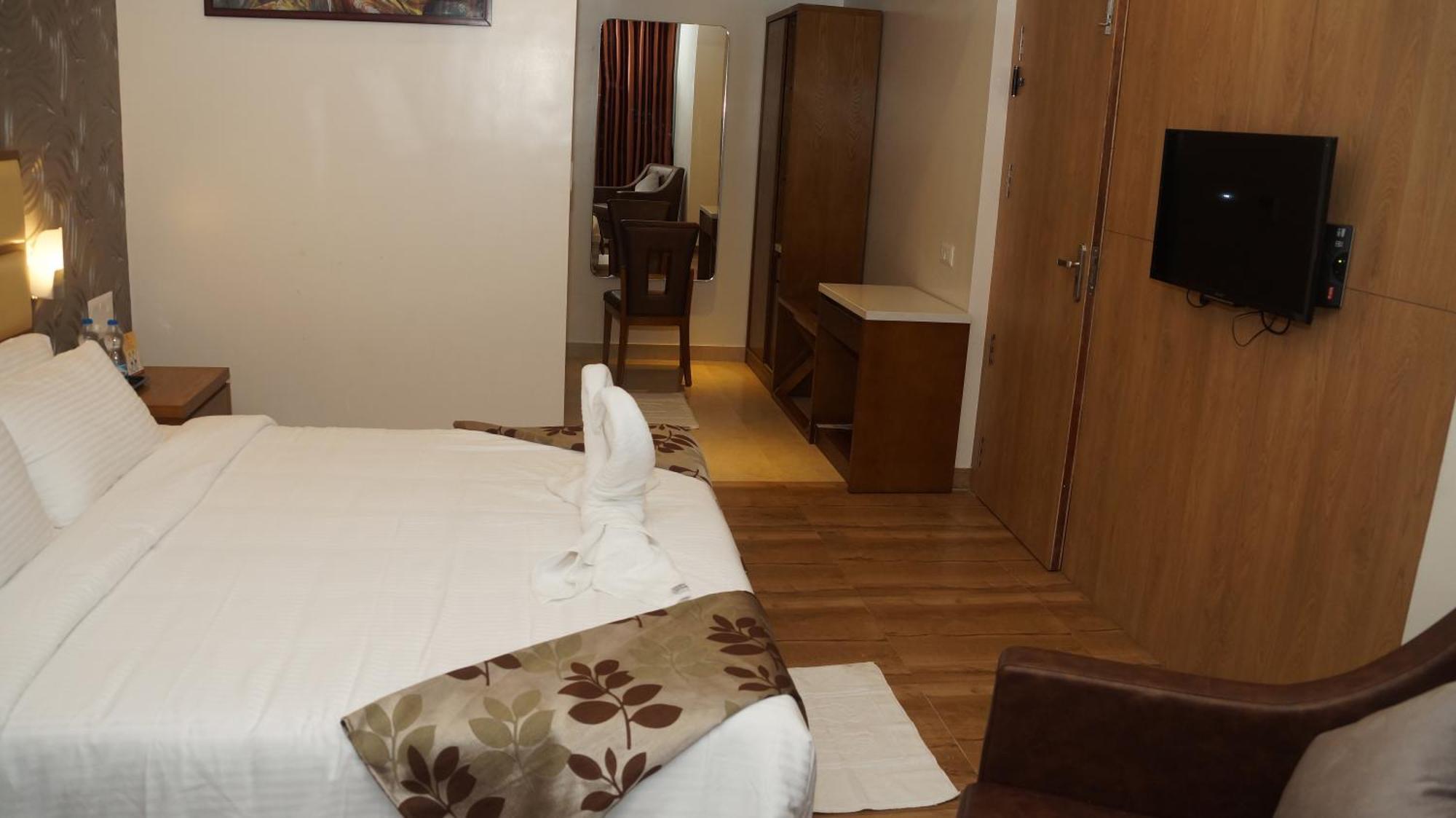 Kani Residency Hotel Thoothukudi Bagian luar foto